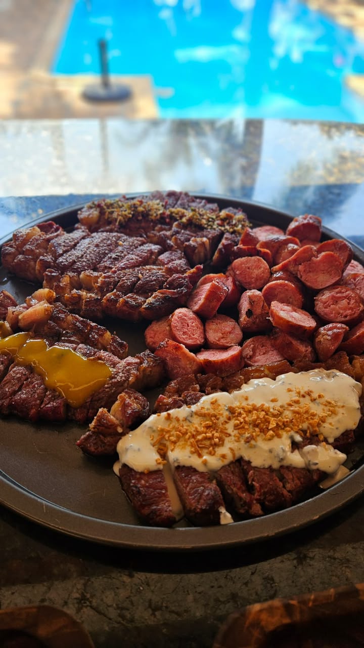 Seleção de carnes, linguiças e molhos servidos pelo FUMASSOU BBQ