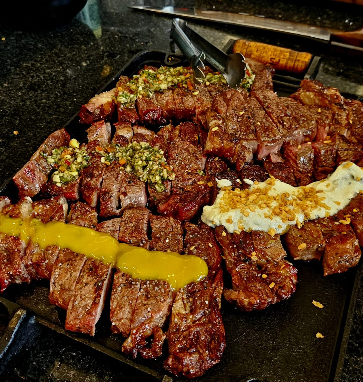 Cortes preparados na brasa com molhos do FUMASSOU BBQ