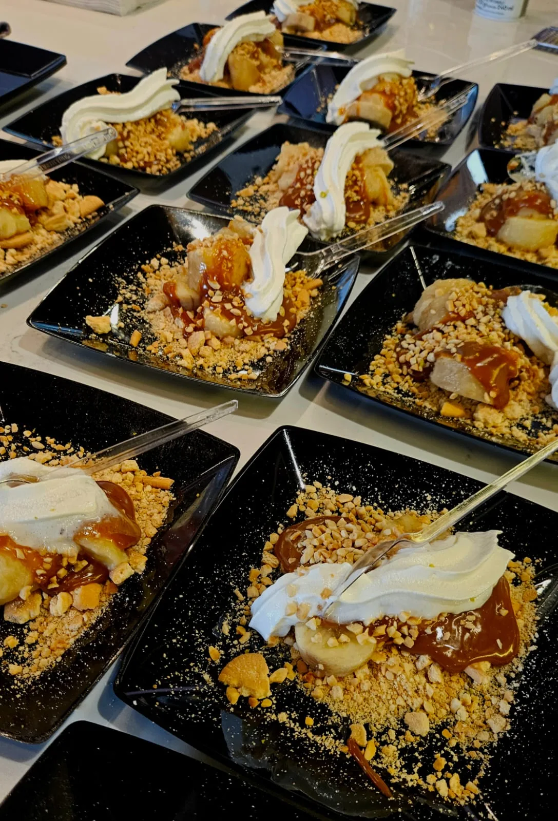 Porções de churrasco prontas para servir no evento