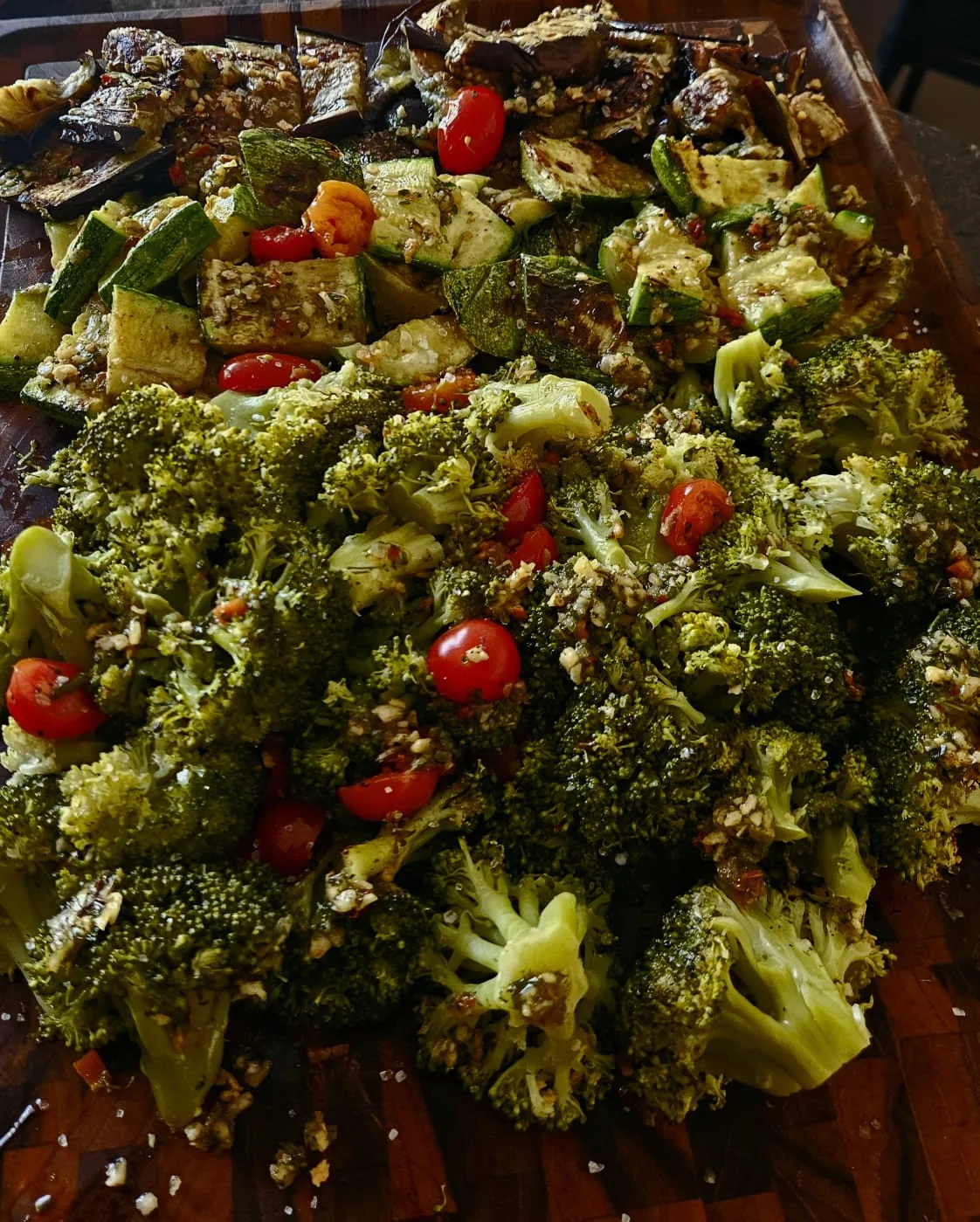 Preparação de carnes e vegetais com ervas e temperos