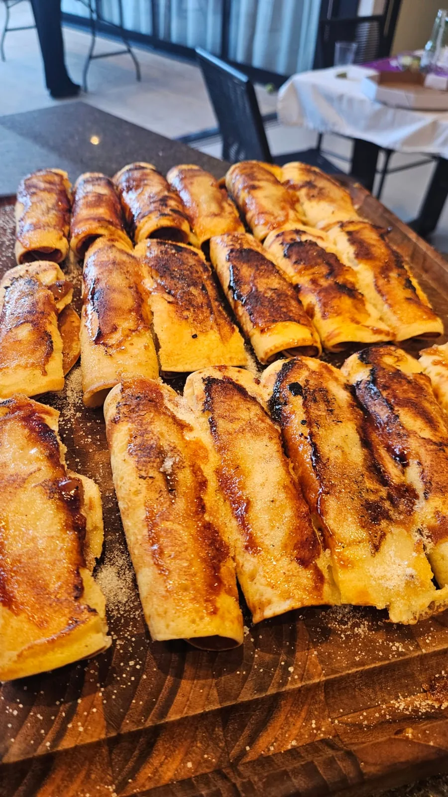 Pães recheados e dourados na brasa