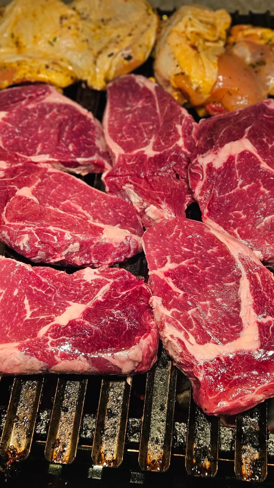 Cortes bovinos sobre a grelha da parrilla