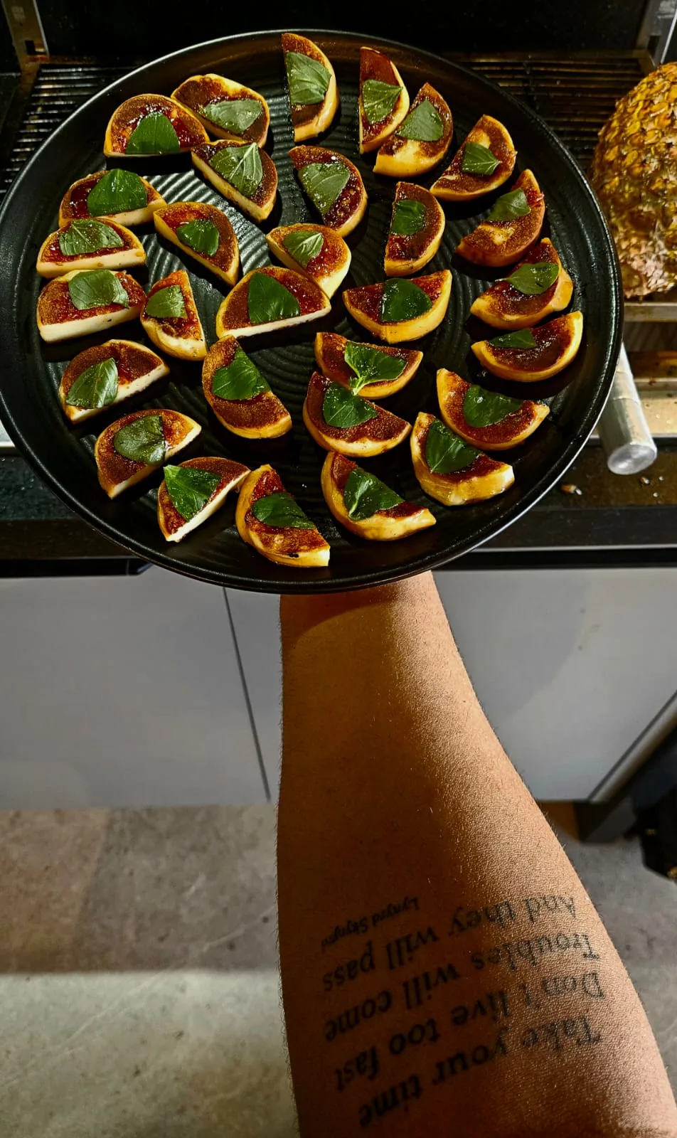 Porções artesanais preparadas para um evento