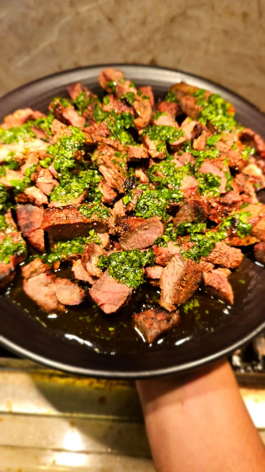 Prato de carne preparado com vegetais e temperos