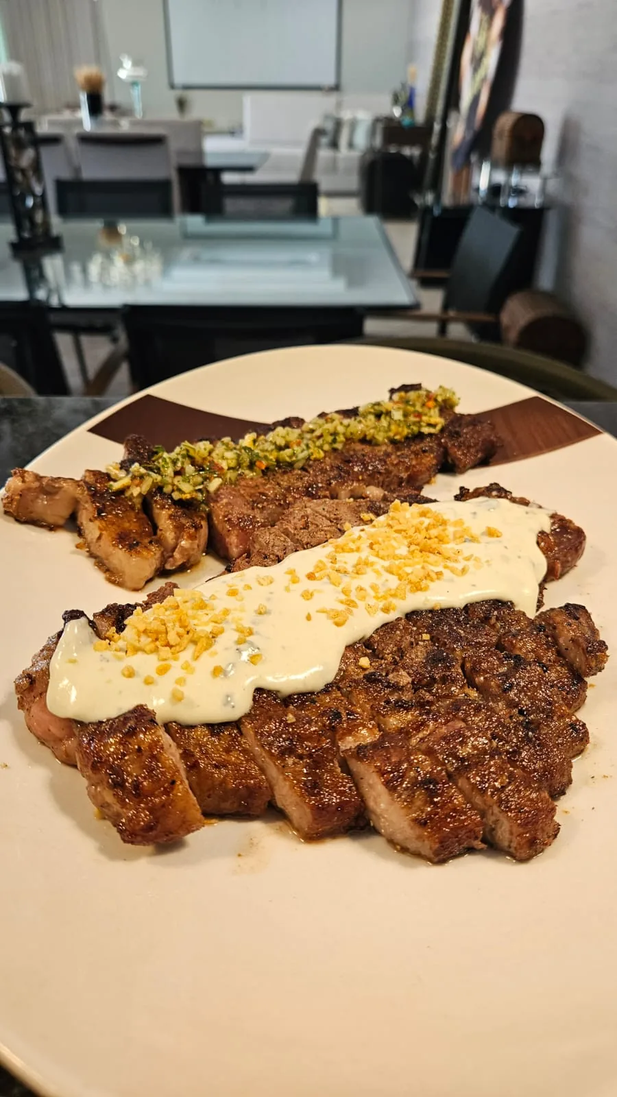 Carne fatiada e acompanhamentos servidos em pratos