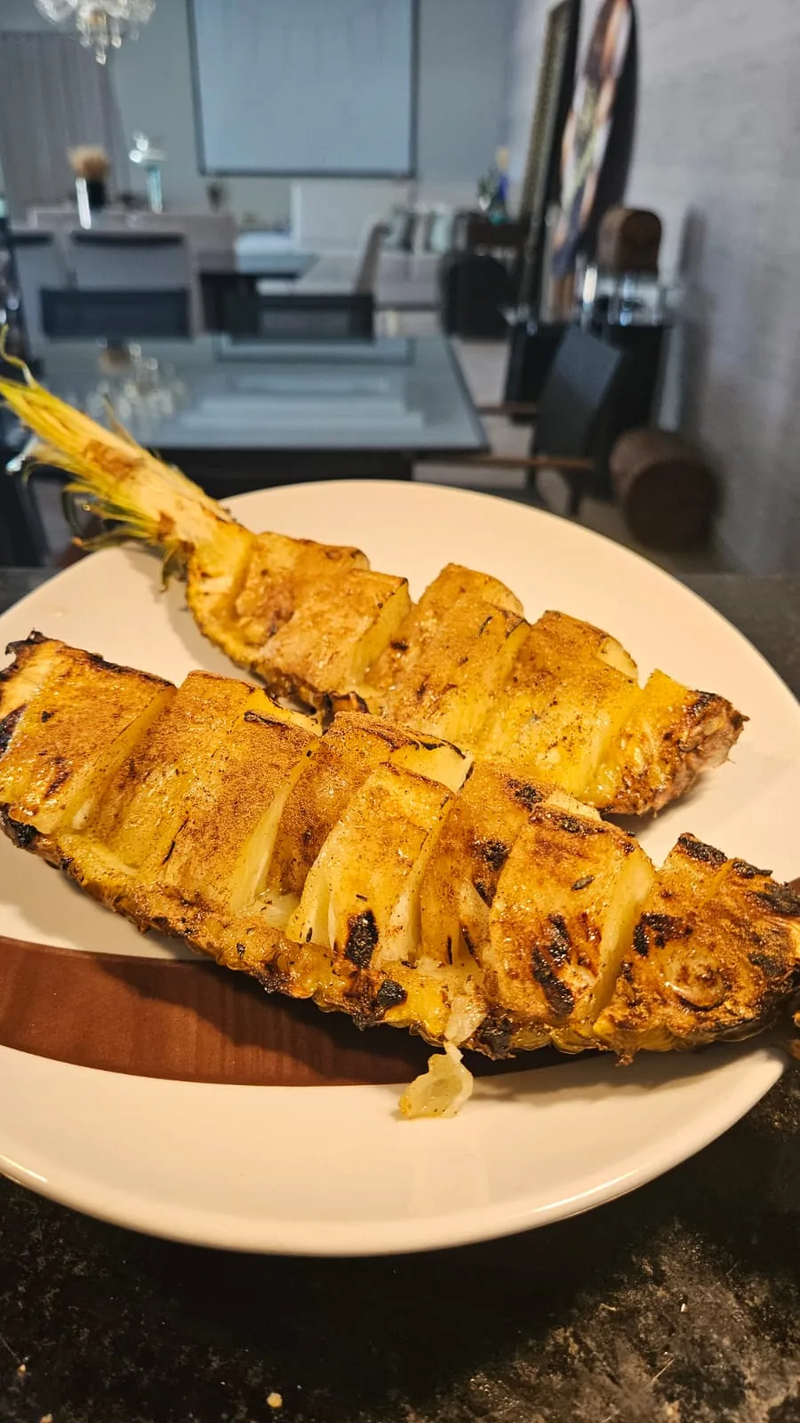 Prato artesanal com alimentos grelhados