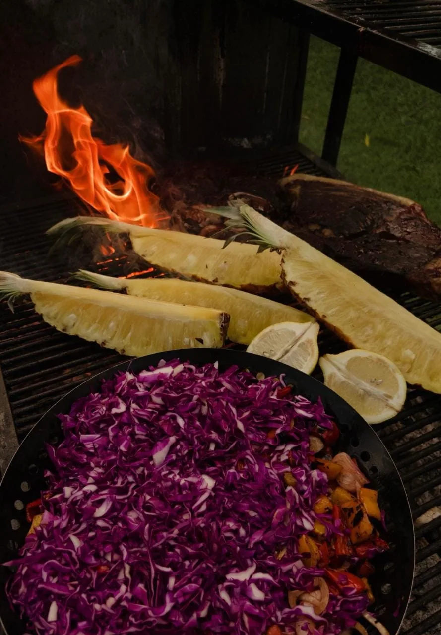 Grelha ao fogo com alimentos e acompanhamentos